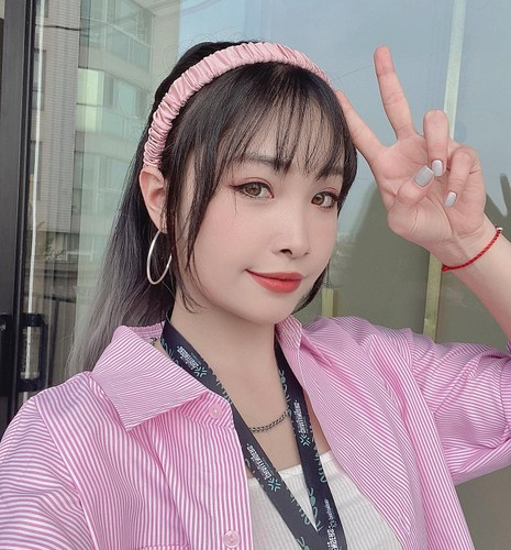 Vẻ đẹp thánh thiện không thua kém bất cứ ai trong làng wushu của Tiểu Bình.