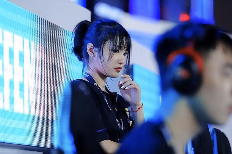 Không những tài năng có thừa, bóng hồng 23 tuổi còn sở hữu vẻ ngoài xinh xắn, hút hồn không thua kém đàn chị.