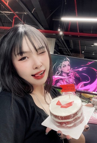 Đặng Tiểu bình ở ngoài tràn đầy năng lượng và sự đáng yêu.