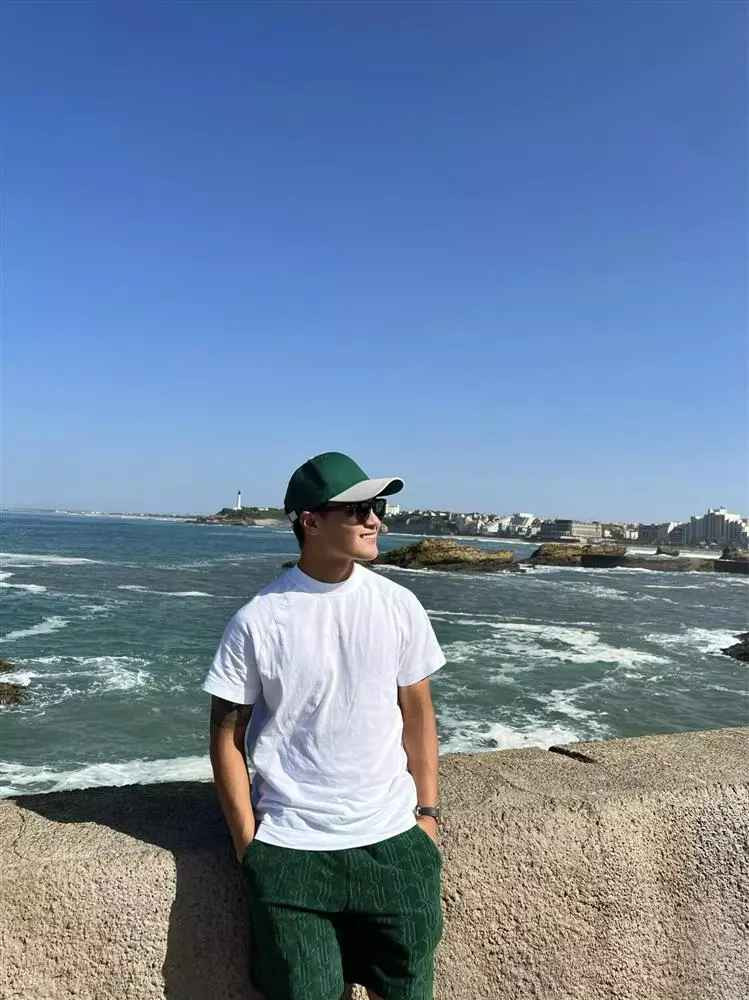 Mới nhất, cầu thủ SN 1997 đã tung clip dài 15 giây, ghi lại hình ảnh bản thân. Bối cảnh quay chính là căn phòng Hải "Con" đang sinh sống ở Pháp.