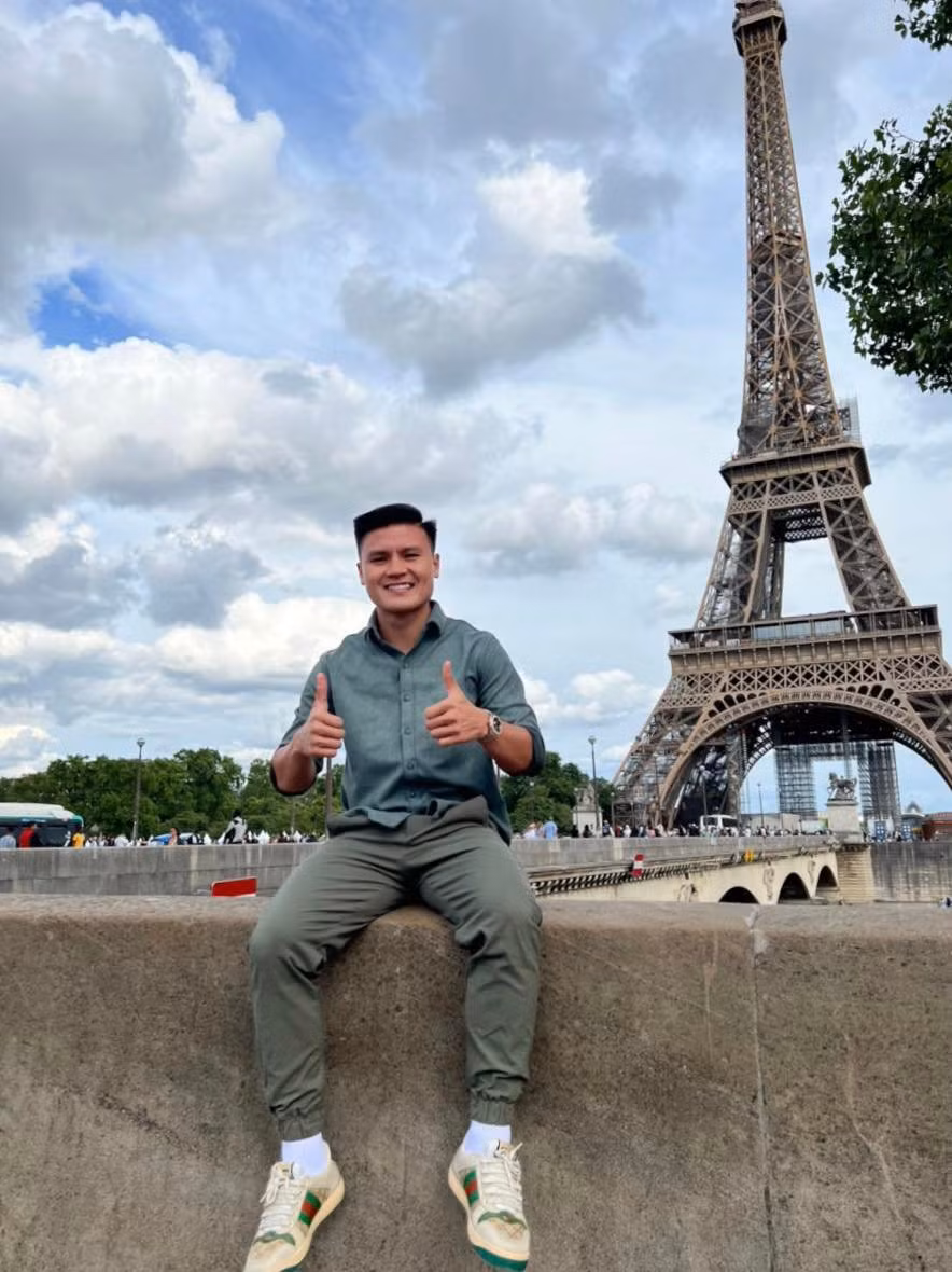 Ngày 27/6 vừa qua, Quang Hải từ Việt Nam sang Pháp chơi bóng. Anh hiện là cầu thủ thuộc biên chế của CLB Pau.