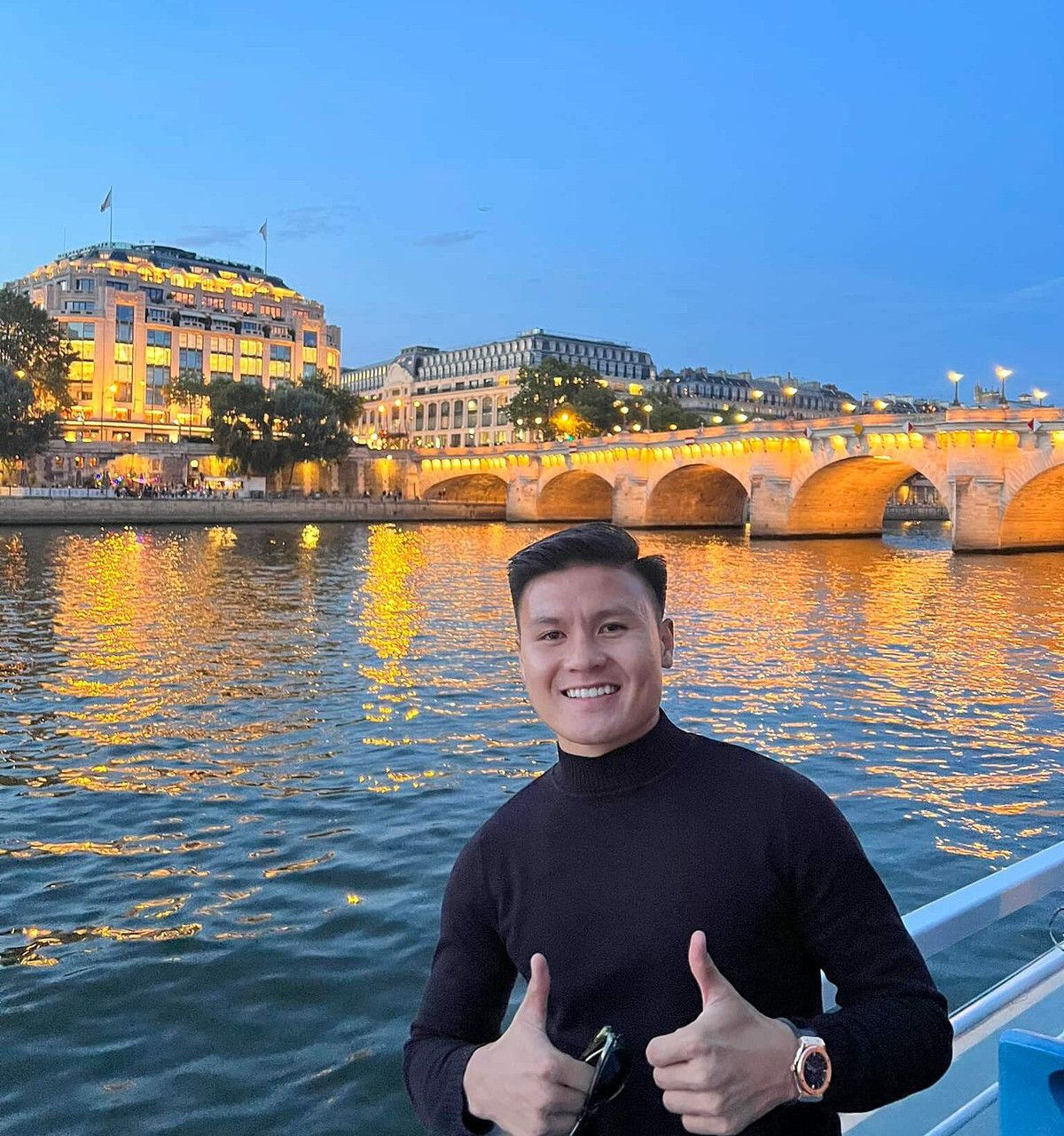 Tới mỗi địa điểm, tiền vệ đội tuyển Việt Nam đều diện những trang phục khác nhau, nhìn vô cùng khỏe khoắn và năng động.