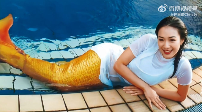 Mới đây, nữ diễn viên cũng gây xôn xao khi vừa mua xe mới cho mẹ chồng, vừa đổi xe sang cho ông xã Trương Luân Thạc.