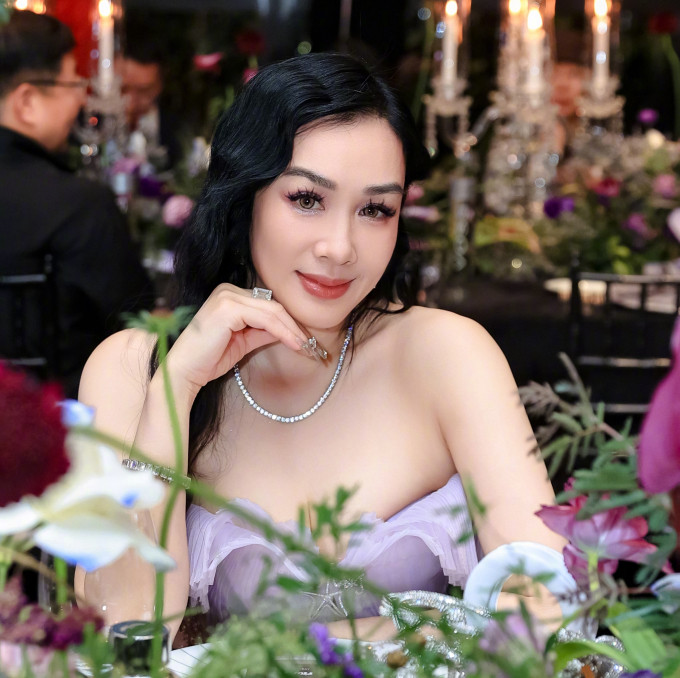 Khi đến với nhau thông qua chương trình hẹn hò vào năm 2016, Chung Lệ Đề đã là mẹ của ba con. Dù nữ diễn viên sở hữu vóc dáng gợi cảm, ngoại hình quyến rũ và trẻ hơn tuổi, nhưng cô vẫn bị đánh giá là già dặn hơn so với nam người mẫu Trương Luân Thạc, bị chê là "vợ già chồng trẻ".