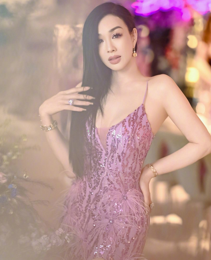 Theo 163, chỉ còn vài ngày nữa là Chung Lệ Đề bước sang tuổi 54, nữ diễn viên mới đây khiến khán giả ngưỡng mộ với ngoại hình trẻ trung hơn tuổi, giống như thời gian đã bỏ qua cô.