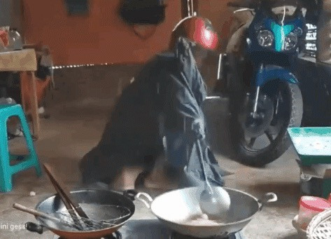 Trước đó trên MXH, không ít lần dân tình được phen cười ngả nghiêng với màn chống dầu mỡ bắn.