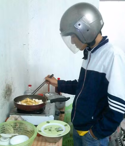 Rán đậu là "môn thể thao" mạo hiểm và phải mặc áo giáp cẩn thận.