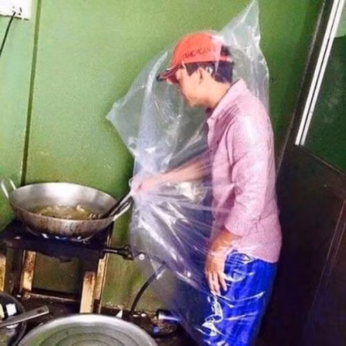 Mặc áo mưa, chùm túi ni-long hay đội mũ bảo hiểm là những màn chống mỡ bắn.