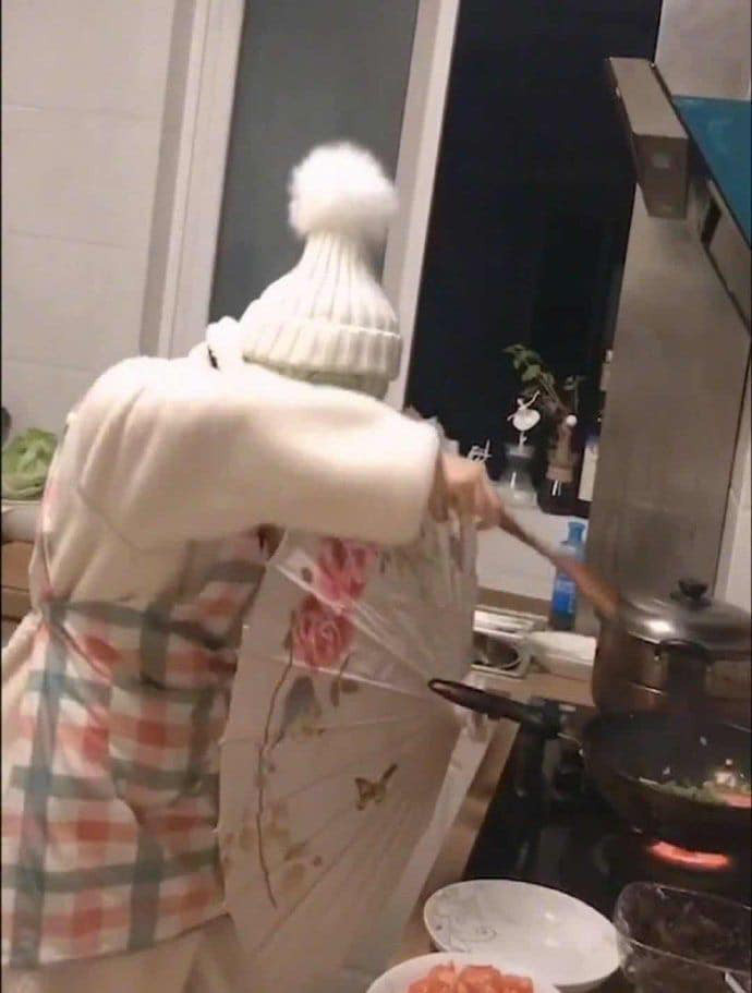 Với những màn chống dầu mỡ bắn vào người này chắc chắn sẽ là trợ thủ đắc lực giúp chúng ta vừa hoàn thành nhiệm vụ mà khi xong việc chẳng ai biết mình đã vào bếp.