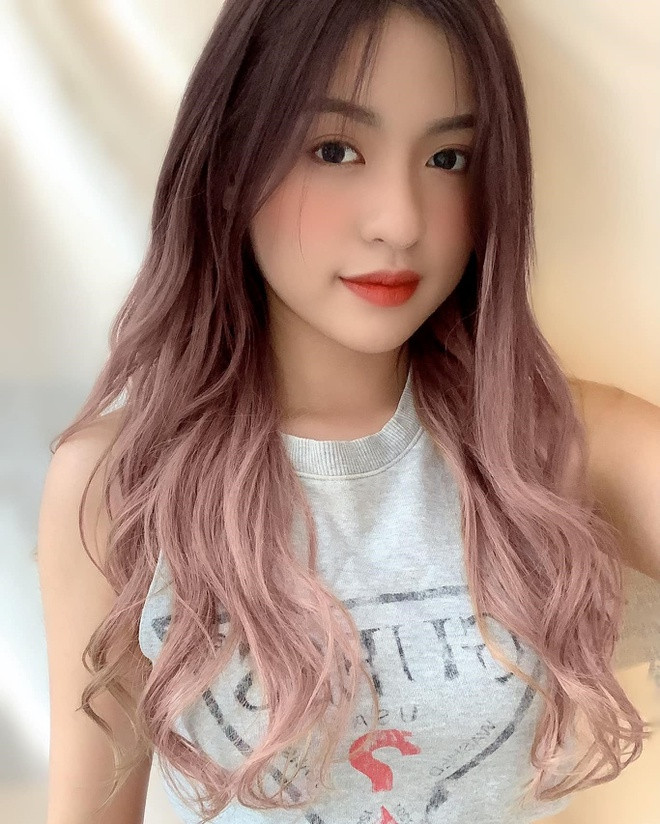 Có vẻ tuy thay đổi nhan sắc khác lạ, nhưng hot girl "bắp cần bơ" vẫn nhận được sự ủng hộ của đông đảo dân mạng.