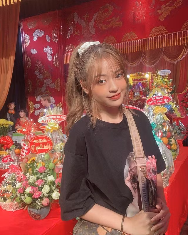  Hot girl "bắp cần bơ" - Trần Thanh Tâm có lẽ đã là gương mặt chẳng còn quá xa lạ đối với cộng đồng mạng Việt Nam. Nổi lên cách đây một thời gian, nàng hot girl gây ấn tượng mạnh với nhan sắc xinh xắn trong một clip cùng câu quotes thả thính đã trở thành trending "trứng rán cần mỡ, bắp cần bơ" gây thương nhớ.