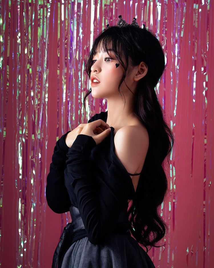 . Tuy nhiên, các fan vẫn thích Thanh Tâm cười tươi rạng rỡ như trước kia hơn thay vì hờ hững như vậy.