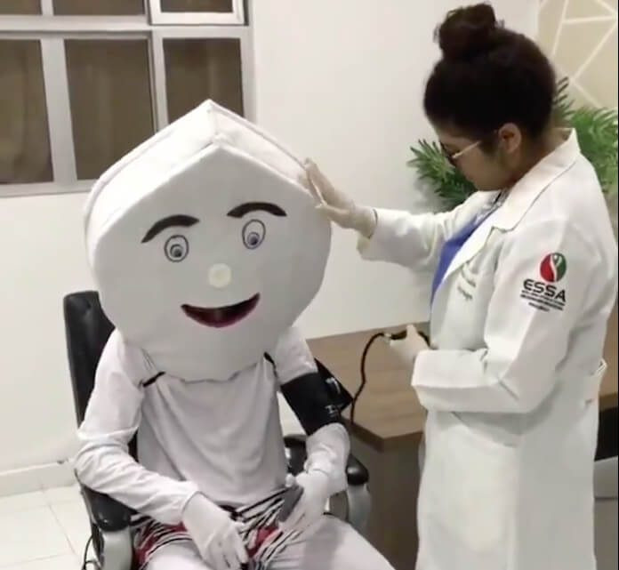 hông ít người cho rằng có lẽ nhan sắc của linh vật tiêm chủng này bị "dính lời nguyền" vì trông khá kỳ dị và thậm chí là khiến người ta giật mình khi vừa nhìn thấy.