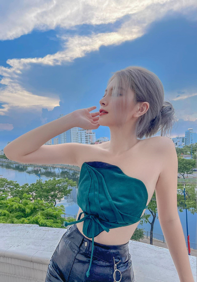 Ngoài ra, Thuỵ Hân còn quản lý thương hiệu thời trang do chính cô nàng thiết kế.