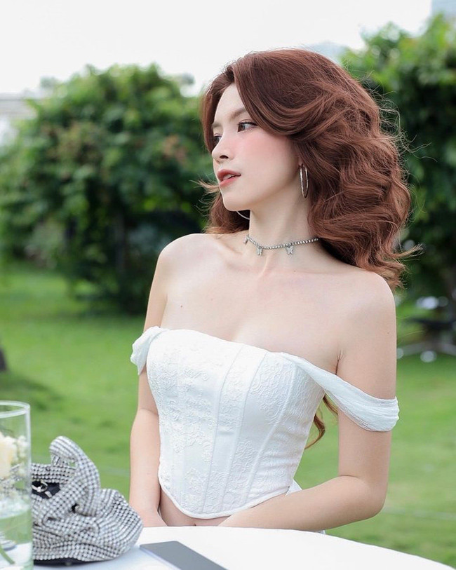 Không còn gắn liền với cặp kính cận, Thuỵ Hân gợi cảm và quyến rũ hơn nhiều. Cô nàng làm mới mình với nhiều phong cách khác nhau.