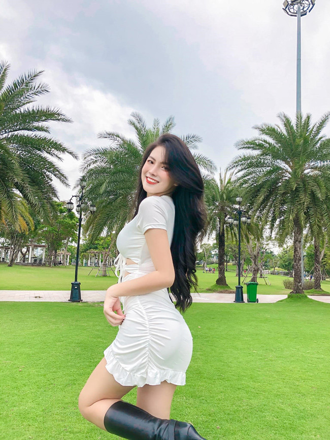 Người ta luôn thấy được một Thuỵ Hân mới mẻ và nhiều sức sống. Nàng hot girl Sài thành vừa tốt nghiệp Á khoa ngành Thiết kế Thời trang của trường Đại học Kiến trúc.