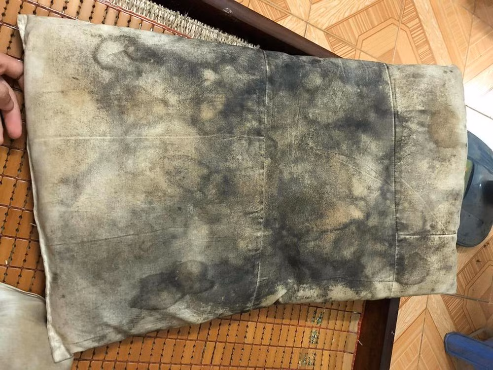 Chứng kiến khung cảnh hãi hùng này, dân mạng tích cực để lại bình luận chê bai: "Chắc không dám ngồi quá. Phòng y như mấy năm không giặt, không thay chăn gối."