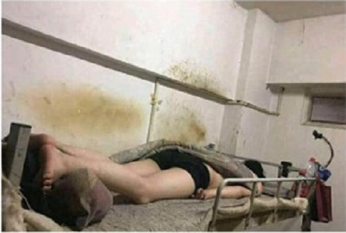 Điểm đáng chú ý là mặc dù căn phòng có diện tích sử dụng nhỏ xinh, nhưng đủ để khiến người nhìn choáng váng và không khỏi hoảng hốt trước đống chăn gối bừa bộn, bốc mùi hôi hám, từ bức tường tới vỏ chăn ga đều ngả sang màu xám xịt.