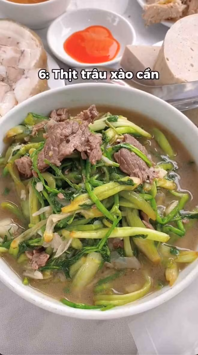 Thịt trâu xào cần trong mâm cỗ cưới ở Đông Hưng - Thái Bình.