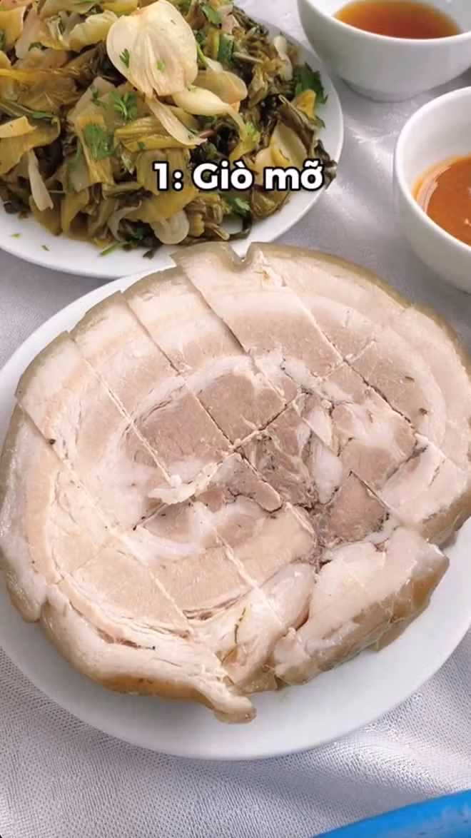 Có thể thấy, bên cạnh những món quen thuộc như thịt gà, tôm, giò lụa, xôi, hoa quả tráng miệng... thì mâm cỗ cưới ở Đông Hưng, Thái Bình này còn có những món khá độc đáo như giò mỡ, dưa xào hành, thịt trâu xào rau cần, chân giò hầm thảo mộc...