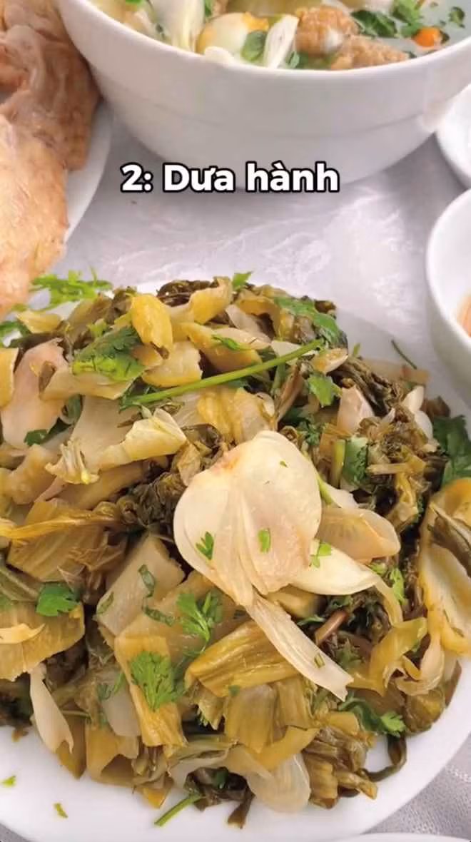 Những món trong cỗ cưới trên tuy không phải quá lạ lẫm nhưng không phải cỗ cưới ở đâu cũng có.