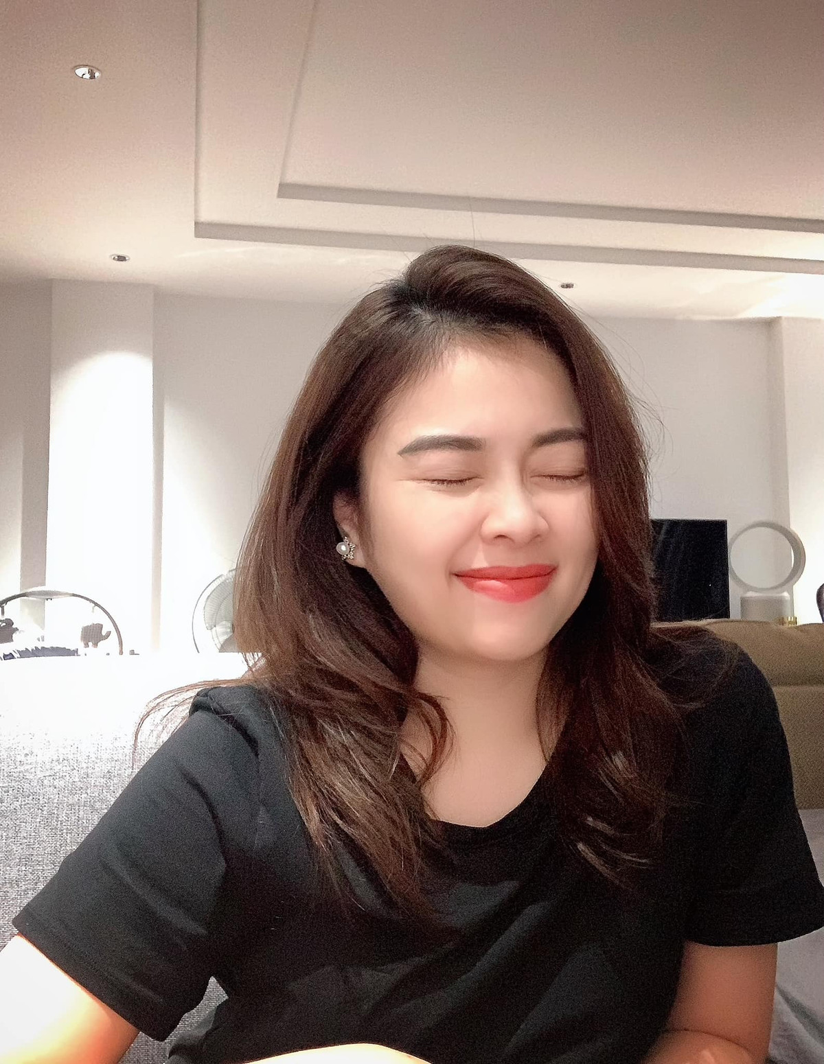 Mặt khác, lý lẽ của Hằng Túi trong vụ bị nói dựa hơi này là: Nếu lấy ‘“fame” thì phải có khách hàng ra tiền các bác ơi, chứ nick ảo có mua hàng cho tôi đâu, làm loạn thêm.