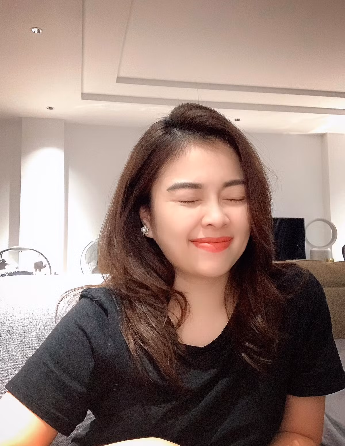 Mặt khác, lý lẽ của Hằng Túi trong vụ bị nói dựa hơi này là: Nếu lấy ‘“fame” thì phải có khách hàng ra tiền các bác ơi, chứ nick ảo có mua hàng cho tôi đâu, làm loạn thêm.