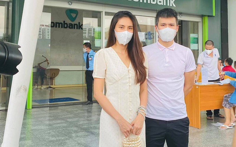 Quay trở lại với vụ tiền từ thiện của Công Vinh và Thủy Tiên, giữ đúng lời hứa chiều ngày 17/9, cặp đôi này đã tới ngân hàng để nhận 18000 tờ sao kê.