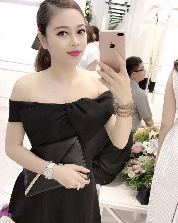 Tuy nhiên, có nhiều nick ảo nhận là fan Công Vinh - Thuỷ Tiên đã kéo vào bảo “hot mom” này dựa hơi, "ké fame" để được nổi tiếng nhờ sự kiện đang hot girl sao kê.