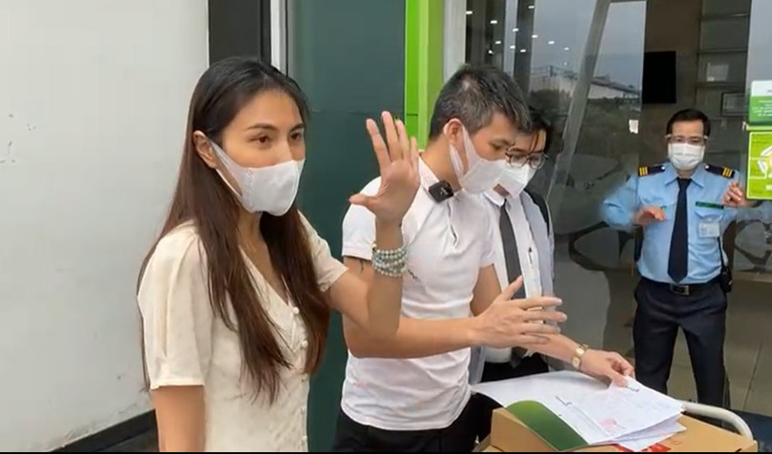 Tuy nhiên với sự tác động của "người đàn ông quyền lực" là bác bảo vệ ngân hàng, buổi livestream của Công Vinh và Thủy Tiên đã phải dừng lại chóng vánh khi mới "on air" 15 phút.