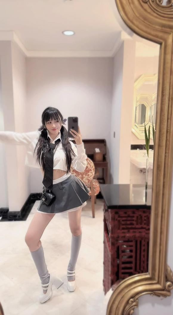 Đến hiện tại, trong khi đại gia Minh Nhựa già dặn hơn thì Mina Phạm vẫn trẻ trung như "lão hóa ngược". Cô cũng chịu khó thay đổi phong cách và cập nhật xu hướng thời trang nên trông không có vẻ gì giống mẹ hai con cả.