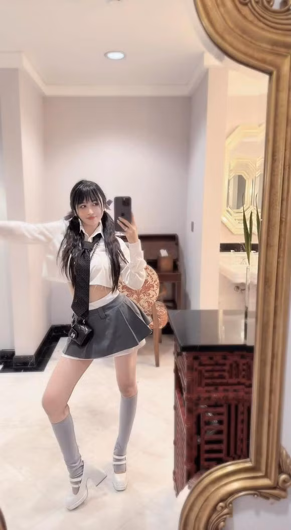 Đến hiện tại, trong khi đại gia Minh Nhựa già dặn hơn thì Mina Phạm vẫn trẻ trung như "lão hóa ngược". Cô cũng chịu khó thay đổi phong cách và cập nhật xu hướng thời trang nên trông không có vẻ gì giống mẹ hai con cả.