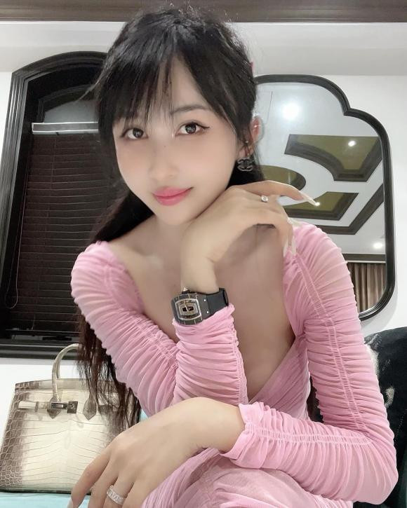 Nhưng nhan sắc của "bà mẹ hai con" vẫn nhận được nhiều lời khen.