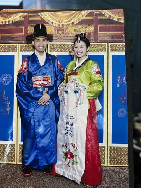 Thời gian đã lấy đi rất nhiều thứ nhan sắc và sức khoẻ cũng dần đi xuống nhưng tình cảm vợ chồng vẫn vẹn nguyên, sắt son và càng ngày càng đậm sâu hơn. Hôn nhân là quá trình gian truân trải qua nó cũng cần chữ duyên. Ai cũng muốn có một cuộc hôn nhân hạnh phúc nhưng không phải ai cũng đủ hiểu về hôn nhân và đạt được nguyện vọng đó....", Mina Phạm cho biết.