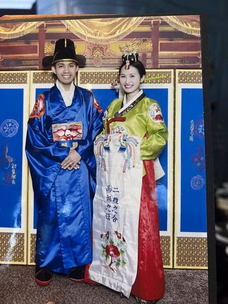 Thời gian đã lấy đi rất nhiều thứ nhan sắc và sức khoẻ cũng dần đi xuống nhưng tình cảm vợ chồng vẫn vẹn nguyên, sắt son và càng ngày càng đậm sâu hơn. Hôn nhân là quá trình gian truân trải qua nó cũng cần chữ duyên. Ai cũng muốn có một cuộc hôn nhân hạnh phúc nhưng không phải ai cũng đủ hiểu về hôn nhân và đạt được nguyện vọng đó....", Mina Phạm cho biết.