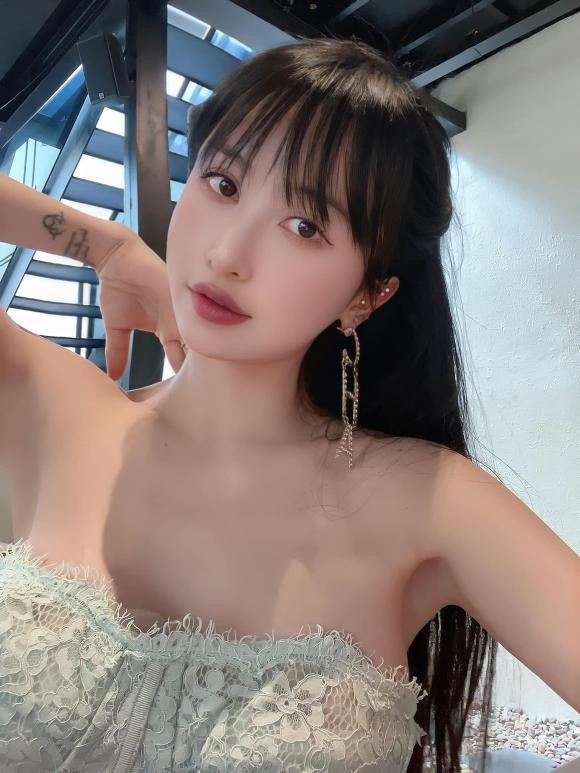 Khi được nhiều người khen, vợ Minh Nhựa đáp: "Giờ app gánh còng lưng". Không chỉ chỉnh ảnh mà cô còn có khả năng cắt ghép ảnh đỉnh cao,