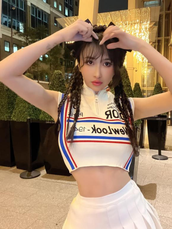 Trước đó, Mina Phạm từng vướng ồn ào bị travel blogger nổi tiếng cắt ghép ảnh nhưng cô giữ im lặng để lùm xùm qua đi.