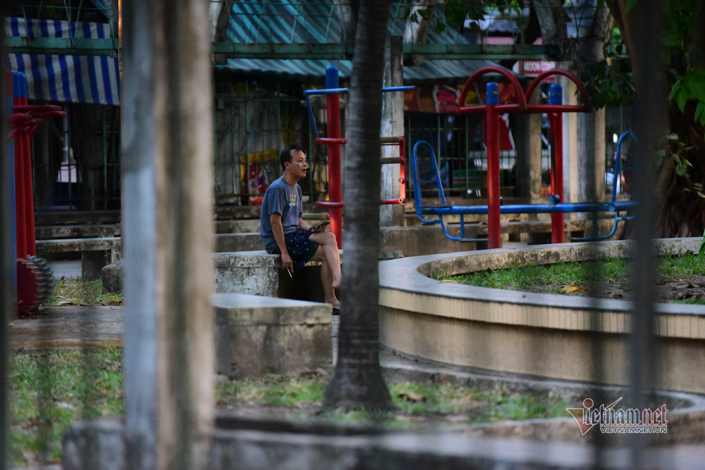 Phía dưới chung cư là khuôn viên, người dân vẫn có thể tự do đi lại, sinh hoạt