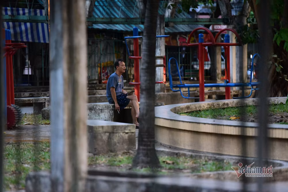 Phía dưới chung cư là khuôn viên, người dân vẫn có thể tự do đi lại, sinh hoạt