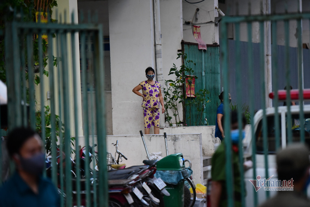 Nhiều người vẫn chưa quen với việc chung cư bị phong toả