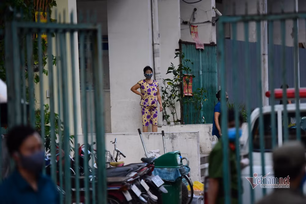 Nhiều người vẫn chưa quen với việc chung cư bị phong toả