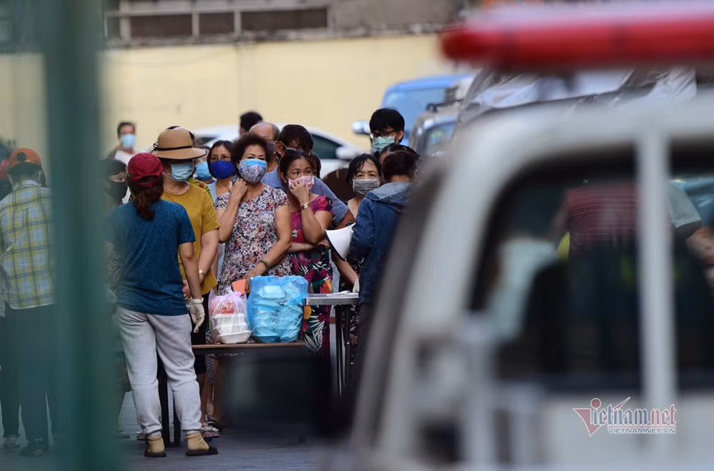 Người dân được hỗ trợ các suất cơm tại chung cư