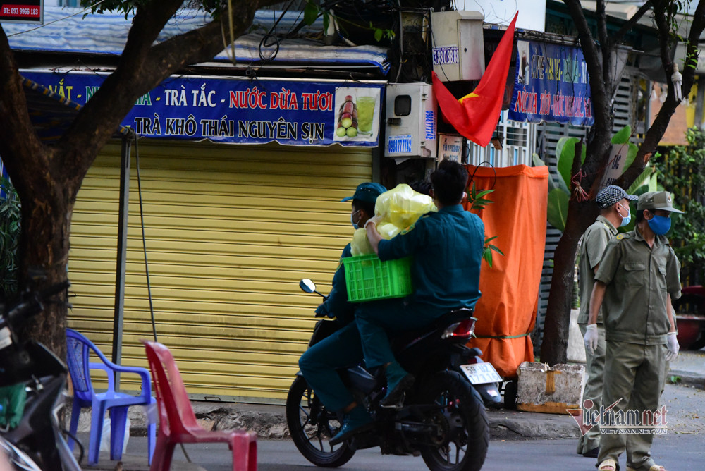 Các hộp cơm được lực lượng dân phòng mang vào chung cư