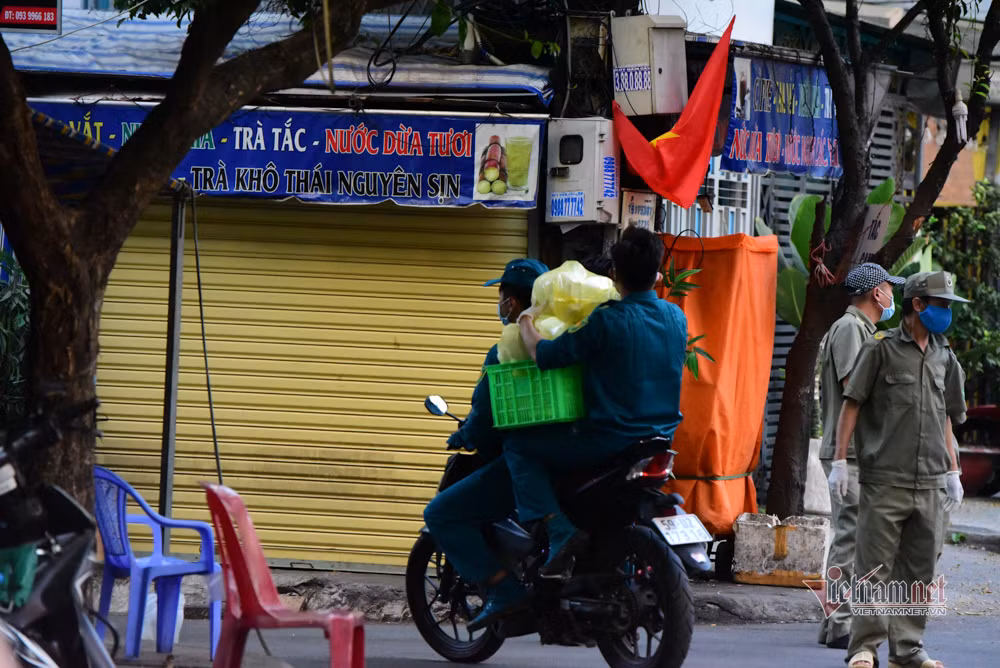 Các hộp cơm được lực lượng dân phòng mang vào chung cư