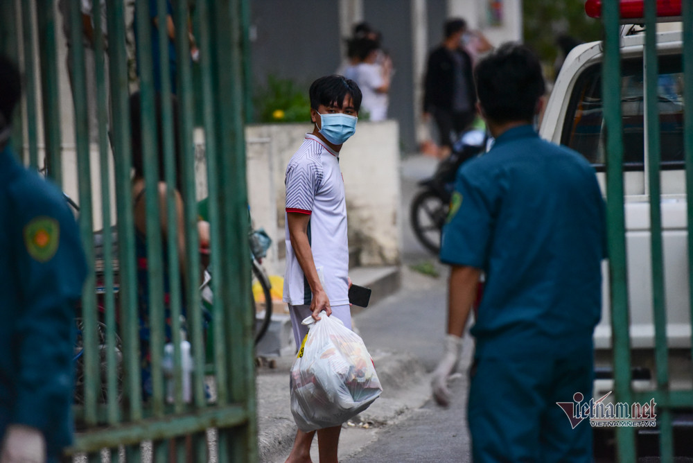 Người dân mang mì gói vào dự trữ để ở yên trong chung cư 14 ngày theo dõi