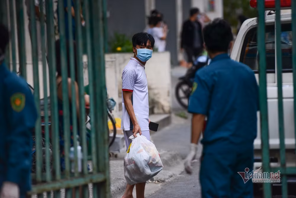 Người dân mang mì gói vào dự trữ để ở yên trong chung cư 14 ngày theo dõi