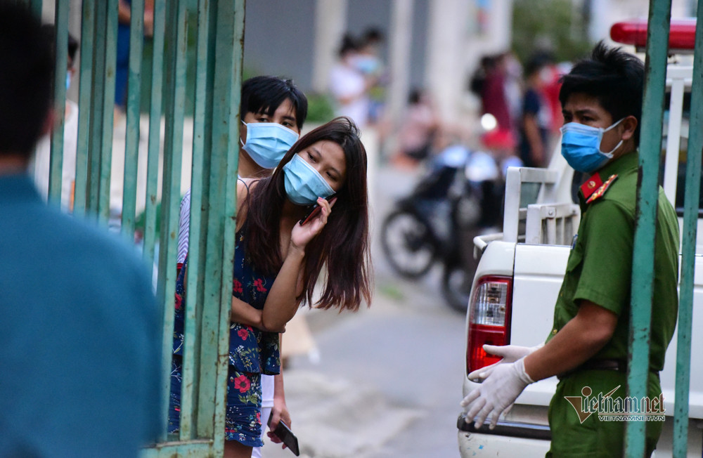 Người dân đặt hàng nhu yếu phẩm qua mạng, sau đó được lực lượng chức năng mang vào giúp qua cửa