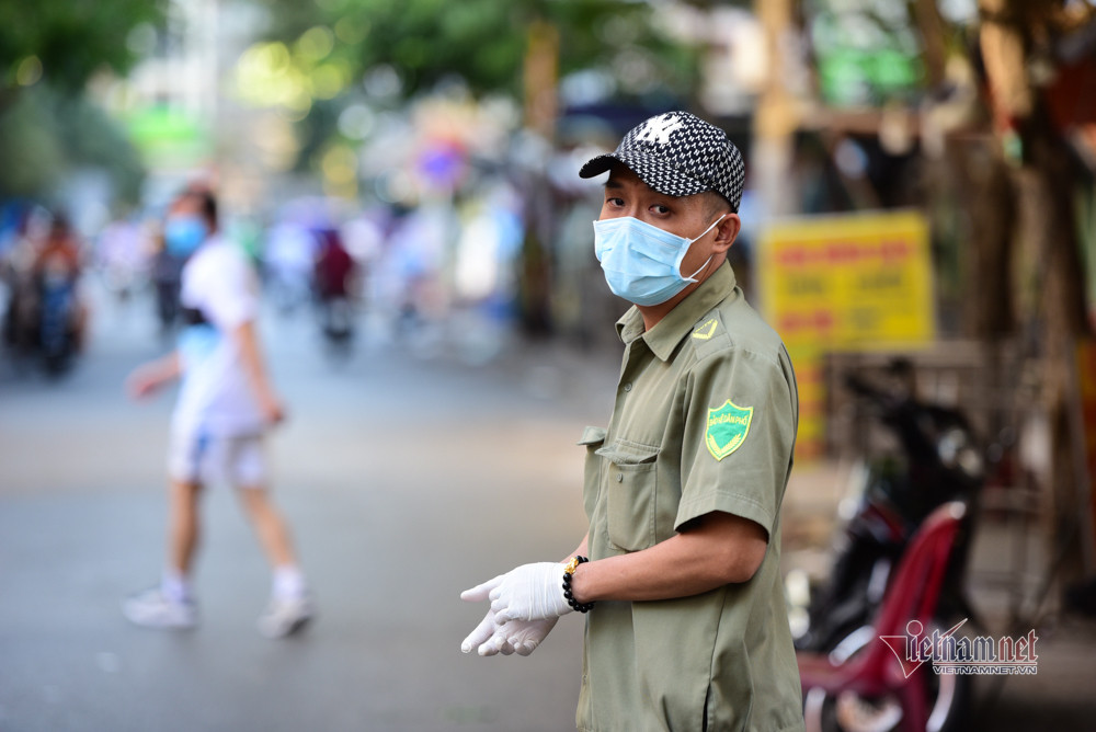 Sau khi phát hiện có 1 ca dương tính với Covid-19 ngụ tại tầng 1 chung cư, các lực lượng có mặt để bảo vệ khu vực cách ly