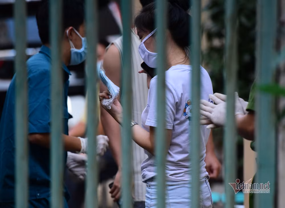 Trang bị những chiếc khẩu trang trong khu cách ly