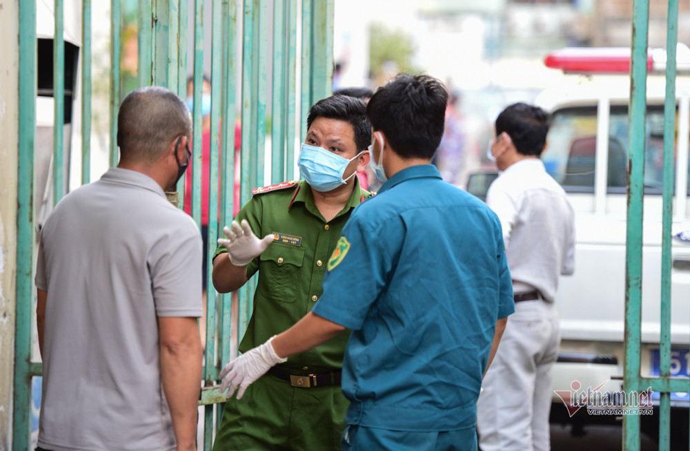 Cơ quan chức năng tiến hành cách ly tạm thời block A1 và A2 của chung cư trong khi chờ kết quả xét nghiệm tiếp theo để có biện pháp phòng dịch thích hợp nhất giúp bao vây, khống chế sự lây nhiễm
